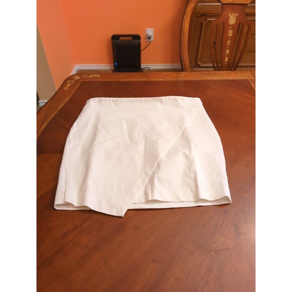 Banana Republic Cream Mini Skirt - Picture 2 of 9
